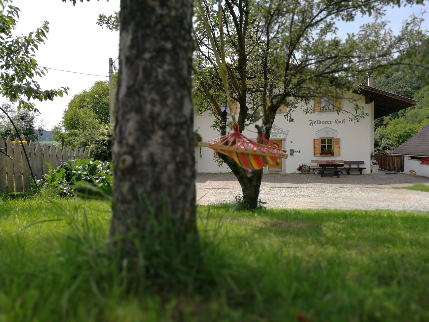 Garten mit Hängematte unter dem Apfelbaum vor dem Feldererhof