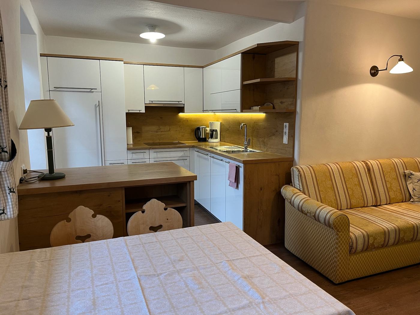 Wohnküche mit Esstisch und Schlafcouch in der Ferienwohnung Santner