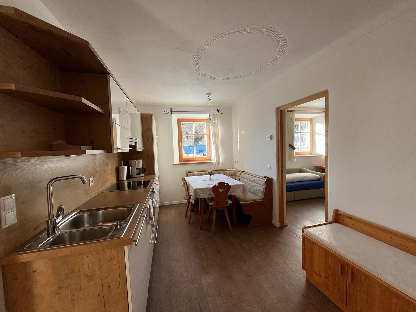 Wohnküche mit Essecke und Stuckdecke in der Ferienwohnung Schlern
