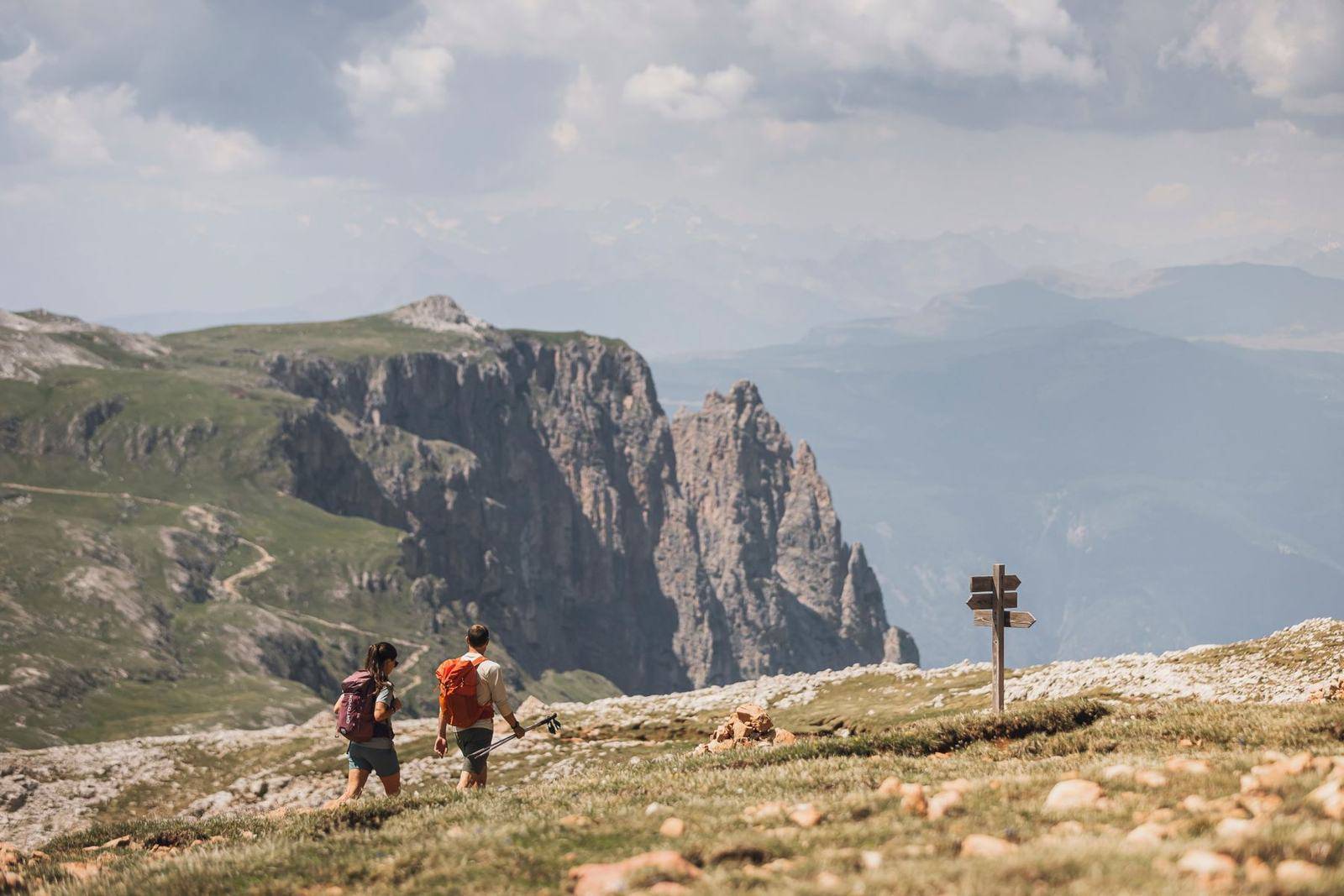 Zwei Wanderer auf dem Schlernplateau mit Blick auf die Santnerspitze
