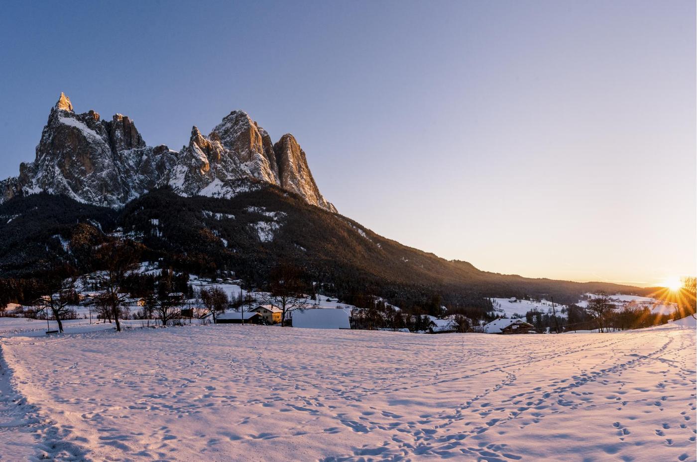 Verschneite Wiesen bei Seis mit dem Schlern im Abendlicht