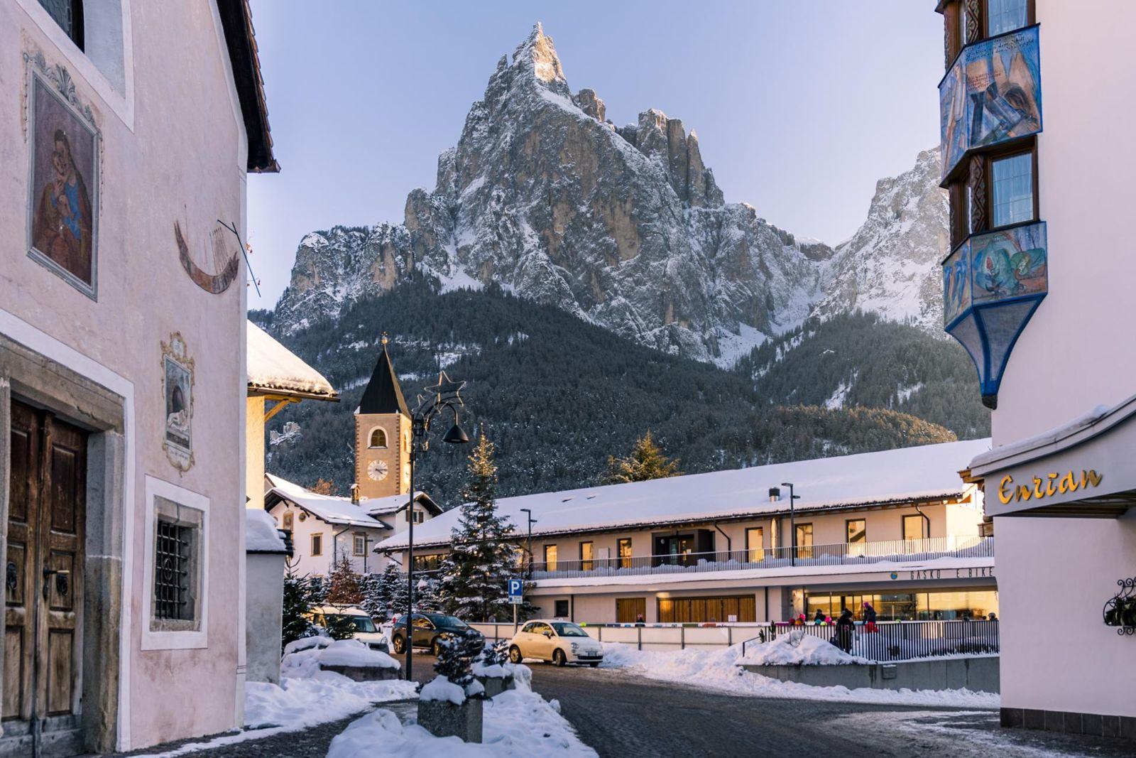 Verschneites Dorfzentrum von Seis mit dem Schlern im Hintergrund