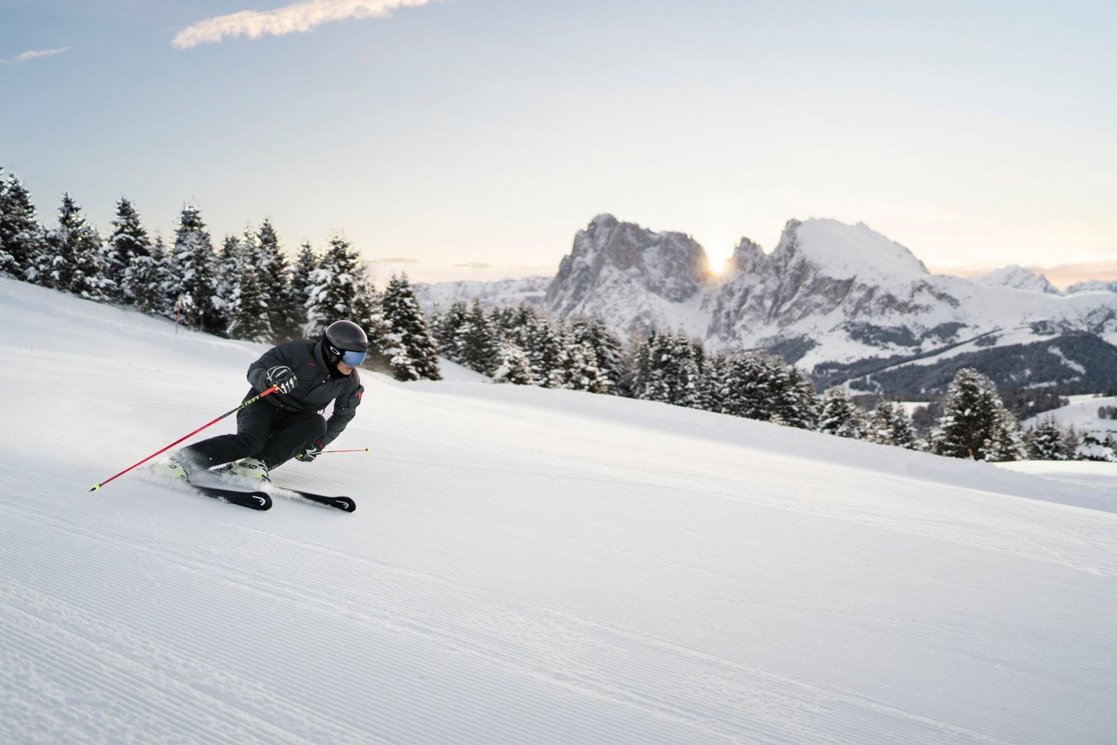 Skifahrer auf einer Piste der Seiser Alm mit Blick auf den Langkofel