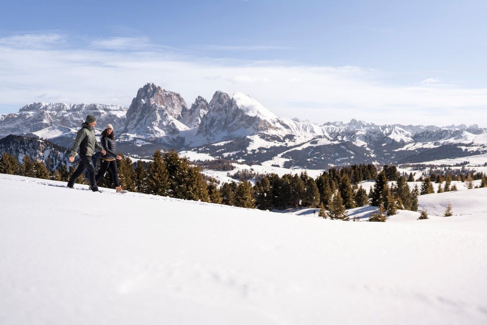 Winterwanderer auf der verschneiten Seiser Alm